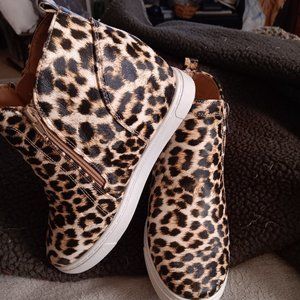 NATURAL REFLECTION  Leopard print size 8 wedge booties